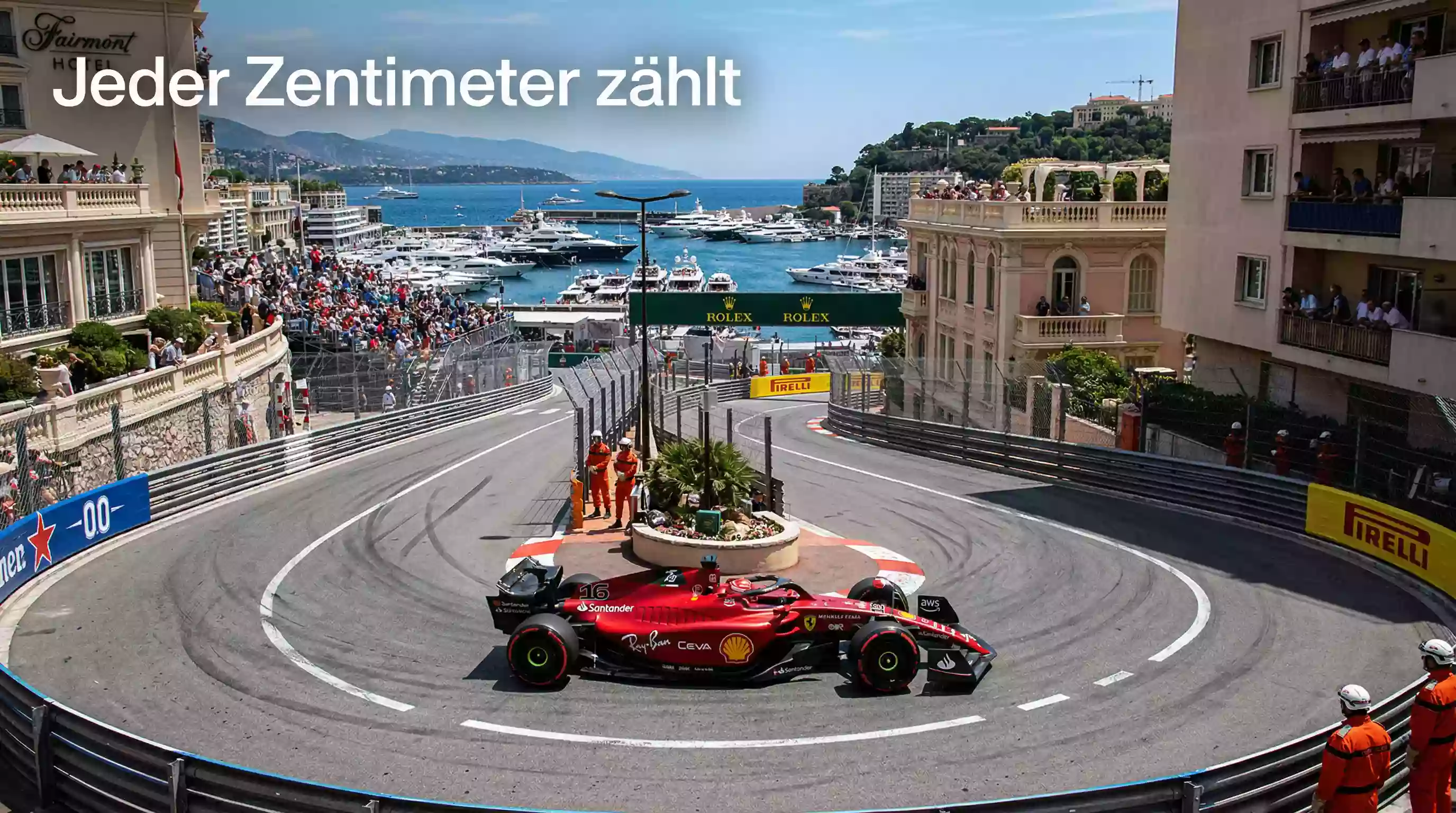 Formel-1-Bolide fährt durch die enge Haarnadelkurve in Monte Carlo mit Hafen im Hintergrund