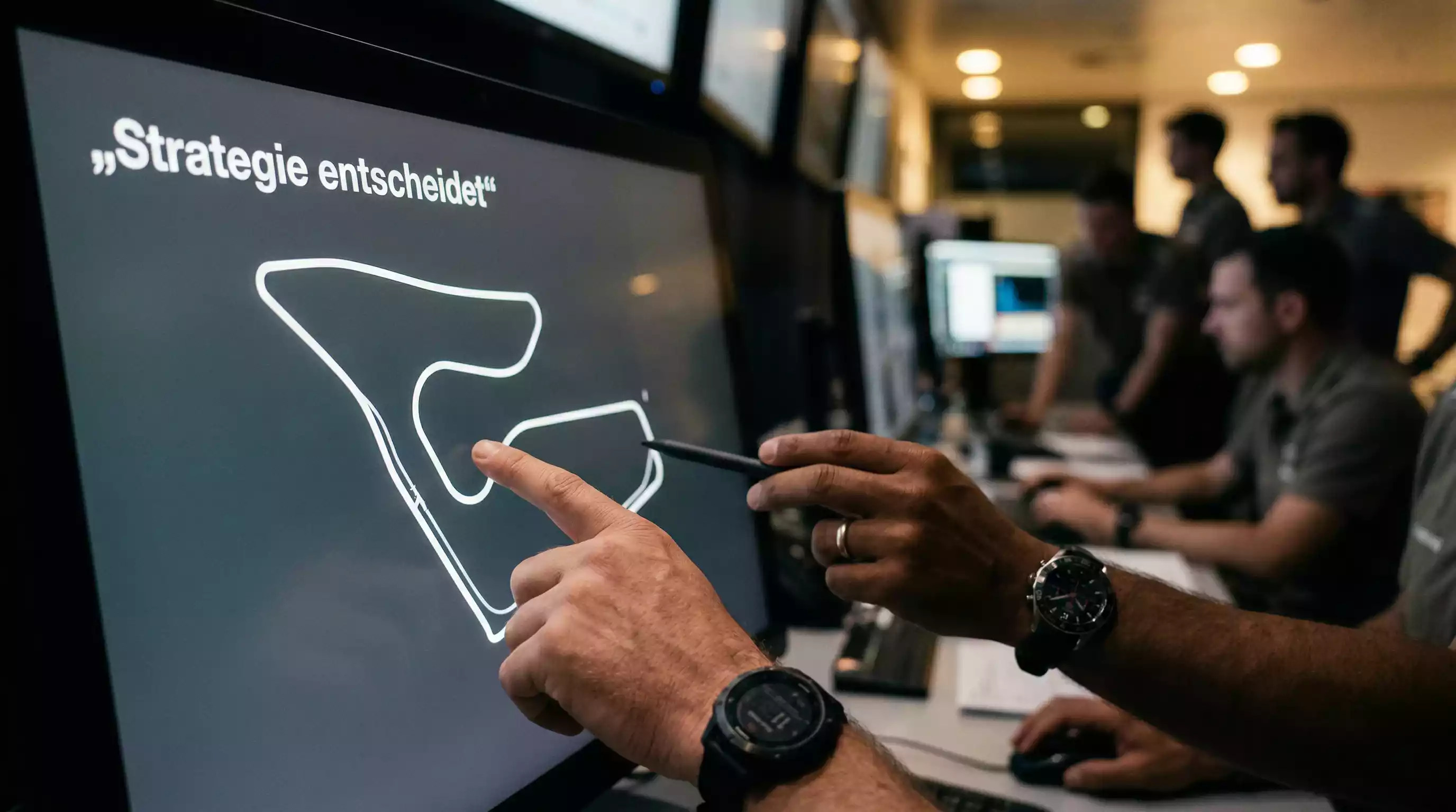 Value Betting Formel 1 mit Renningenieur an Monitoren