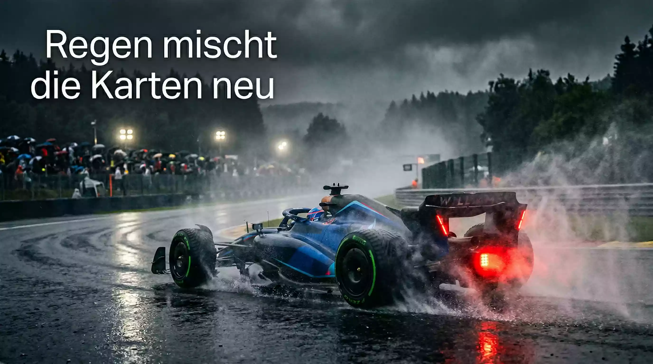 Formel-1-Bolide fährt bei starkem Regen und Gischt über eine nasse Rennstrecke